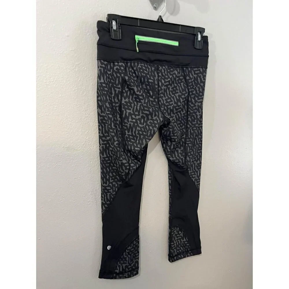 Lululemon Black net Print Run Inspire Crop II Block it Pocket Leggings Size 6
